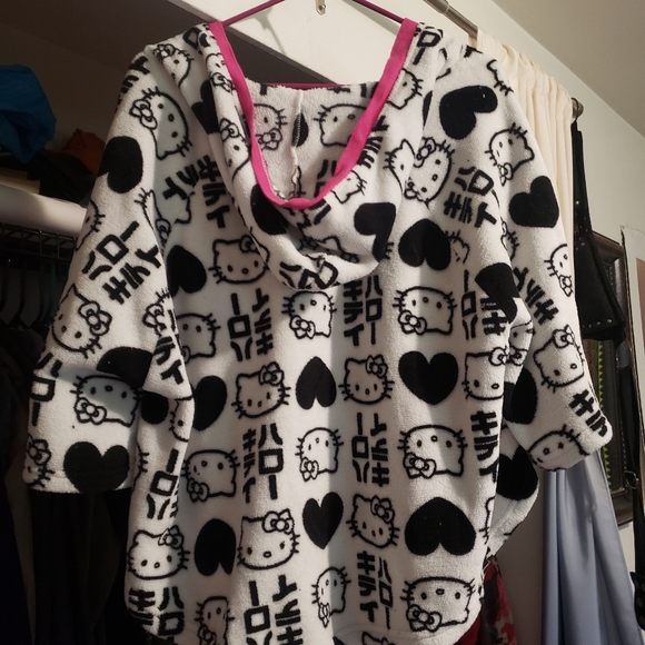 Hooded Hello Kitty Poncho - Picture 2 of 3
